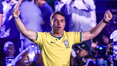Flávio Bolsonaro parabeniza Abelardo de la Espriella e diz que 'direita segue triunfando'