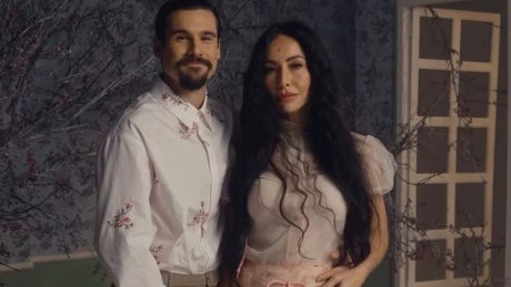 Em mega-produção, Sabrina Sato e Nicolas Prattes anunciam gravidez