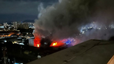 VÍDEO: Grande incêndio destrói galpões e assusta moradores na Zona Oeste de SP