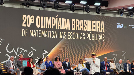 Aluno da rede estadual do Rio vence olimpíada de matemática  e recebe prêmio na presença de Lula