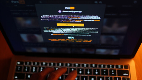 Vídeo íntimo de mulher é divulgado em site pornô após celular ser levado para conserto em São Paulo