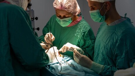 Médicos russos salvam bebê que nasceu com órgãos fora do abdômen