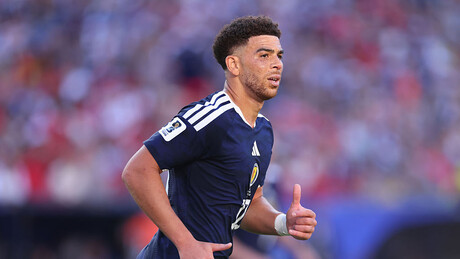 Che Adams, jogador da Escócia, revela que recebeu o nome por inspiração em Che Guevara