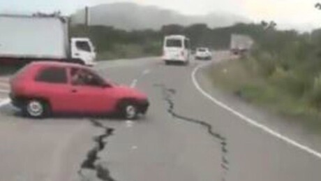 VÍDEOS: Terremotos abrem rachaduras em estradas na Venezuela