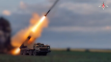VÍDEO: Artilharia russa atinge posições ucranianas na linha de frente