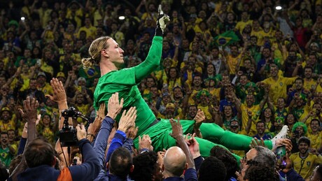 'Herói do Brasil': Safonov, goleiro russo que impediu o título do Flamengo, é exaltado por brasileiros na Copa