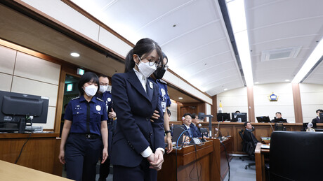 Ex-primeira-dama da Coreia do Sul é condenada a 7 anos de prisão por tráfico de influência