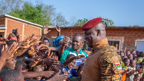 'Optamos pela soberania': Burkina Faso rompe relações com a França
