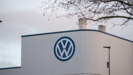 Gigantes automotivas alemãs farão cortes massivos de empregos enquanto rivais chinesas inundam mercado