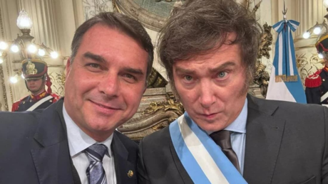 'Onda azul está tomando o continente': Flávio compartilha discurso de Milei sobre avanço da direita
