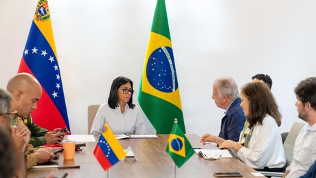 Ministro da Defesa do Brasil visita a Venezuela e diz que ajuda 'não será episódica'