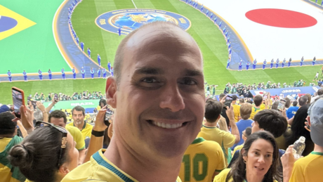 Eduardo Bolsonaro ironiza condenação no STF após acompanhar jogo do Brasil: 'Ninguém se importa'