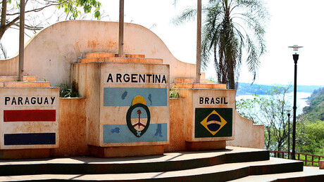 Casal da Argentina tenta ter filho no Paraguai, mas parto é realizado pelo SUS no Brasil