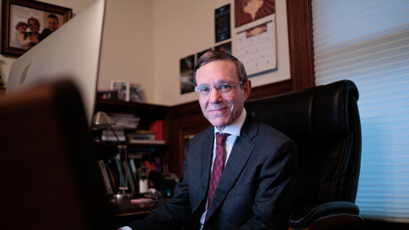 Professor de Harvard com teorias controversas liderará conselho de OVNIs de Trump