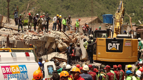 Equipe brasileira encontra corpos de várias vítimas de terremoto na Venezuela