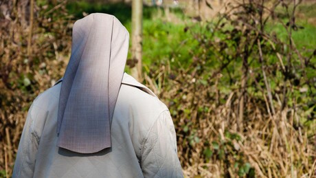 Agentes da imigração dos EUA prendem freira a caminho da missa