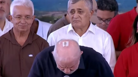 VÍDEO: 'Olha minha cabeça' — Lula mostra resultado de sua radioterapia ao enaltecer SUS