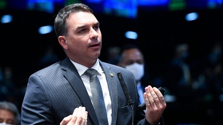Flávio pede que EUA adiem tarifaço contra o Brasil por medo de vitória de Lula