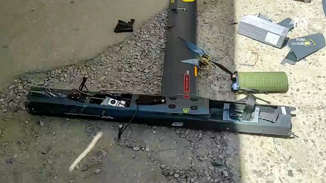 VÍDEO: Fachadas destruídas e destroços de drone em mercado público atacado pela Ucrânia