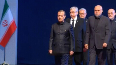 VÍDEO: Medvedev participa da cerimônia de despedida do aiatolá Ali Khamenei