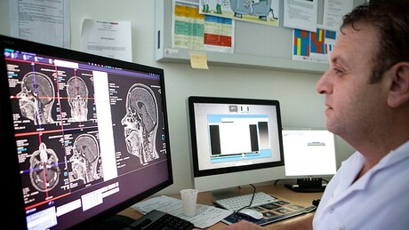 Mulher passa uma década tratando infecção após viagem à Índia e descobre 38 parasitas no cérebro