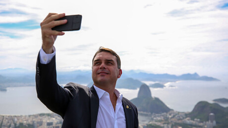 Após comemorar tarifaço, Flávio diz que vai aos EUA pedir que Trump volte atrás