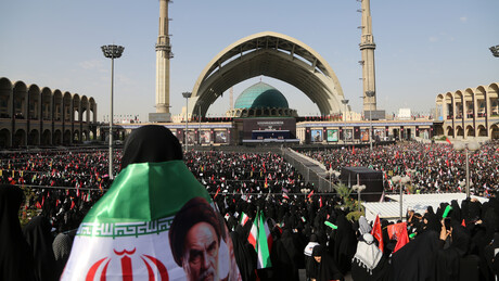 Lágrimas, poemas e pedidos de vingança: milhares de iranianos se despedem do aiatolá Ali Khamenei