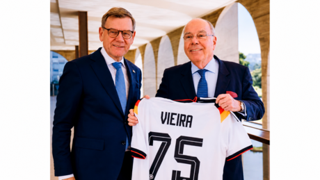 Ministro da Alemanha presenteia Vieira com camiseta da seleção alemã: 'Jogamos no mesmo time'
