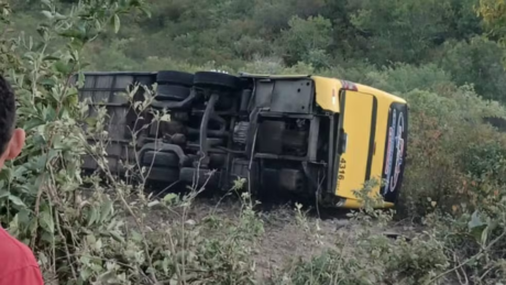 VÍDEO: Ônibus com mais de 40 romeiros tomba no Ceará e deixa vítimas