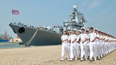 Navios russos chegam à China para participar de exercícios conjuntos no Mar Amarelo