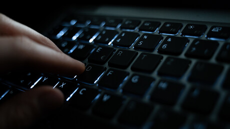 Segurança falha no governo britânico: Hackers vendem senhas de hospitais e embaixadas na dark web