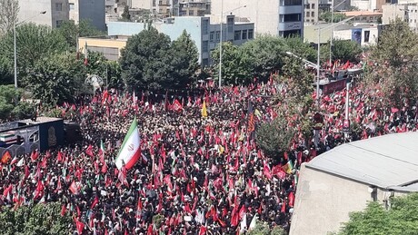 VÍDEOS: Milhares de pessoas nas ruas de Teerã se despedem do líder supremo aiatolá Ali Khamenei