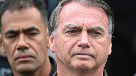 Por ordem de Moraes, defesa de Bolsonaro entrega armas à PF nesta segunda