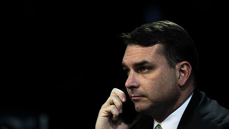 Nos EUA, Flávio Bolsonaro diz que Lula dá 'dedo do meio' à população