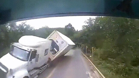 VÍDEO: Caminhão de carga perde controle em curva e bate em outro em coalisão violenta