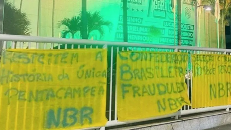 Após vexame na Copa do Mundo, torcida protesta na sede da CBF; veja as mensagens