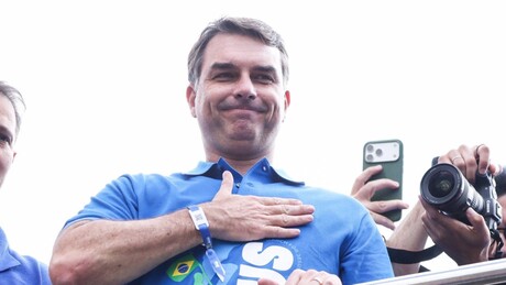Flávio Bolsonaro leva críticas ao STF, corrupção e defesa do PIX a audiência nos EUA — O Globo