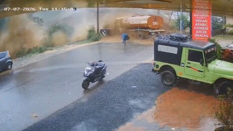 VÍDEO CHOCANTE: Deslizamento de terra destrói estrada na Índia