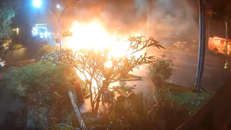 VÍDEOS: Incêndio em ônibus assusta motoristas e trava trânsito na Zona Sul do Rio de Janeiro