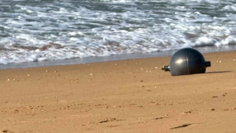 O mistério das estranhas bolas metálicas encontradas em praias da Austrália