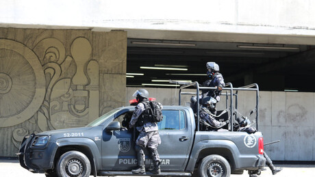 VÍDEOS: Tiroteio deixa dois policiais feridos e interdita Avenida Brasil