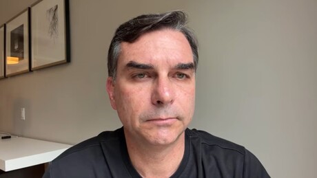 Nos EUA, Flávio Bolsonaro afirma que Lula 'lambe as botas da China'