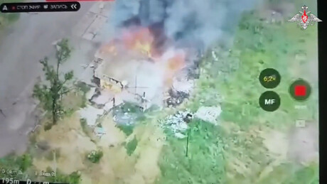 VÍDEO: Tanque russo incendeia depósito de munições ucraniano