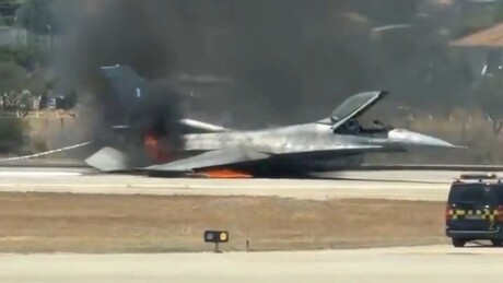 VÍDEO: Caça F-16 grego pega fogo após decolagem