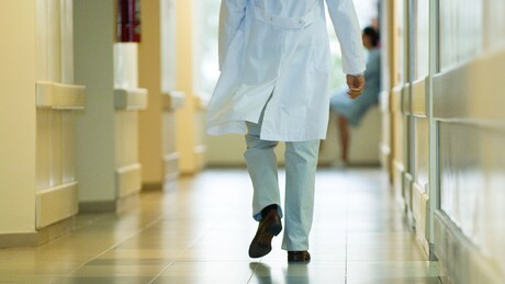 Médico especialista em cuidados paliativos é condenado à prisão perpétua por matar 15 pacientes