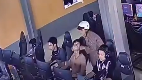 VÍDEO: Idosa agride jovem achando que era o neto, depois percebeu o engano e deu beijinho no rapaz