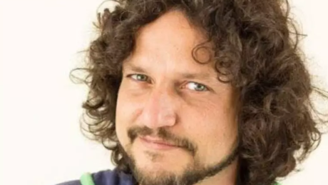 Quem era Edward Boggiss, ator que marcou uma geração em 'Sandy & Júnior' e morreu aos 49 anos