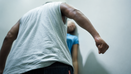 Após discussão por ciúmes, homem decepa dedo da esposa