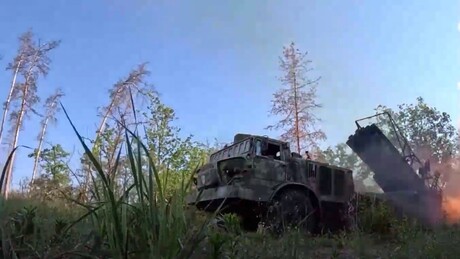 VÍDEO: Sistema de foguetes russo Uragan atinge posição ucraniana e abre caminho para avanço militar
