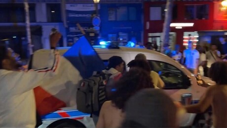 VÍDEO: Confrontos são registrados em Paris durante comemorações pela classificação da França